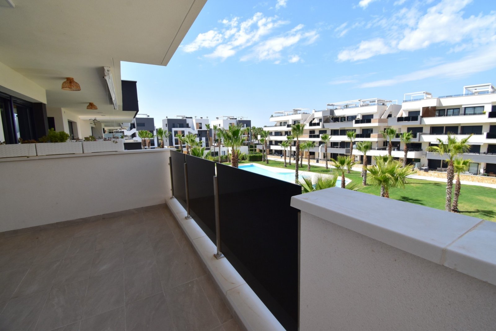 Moderne Wohnung mit Poolblick und Terrasse