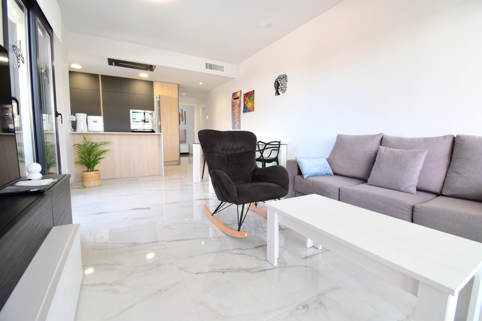 Moderne Wohnung mit Poolblick und Terrasse