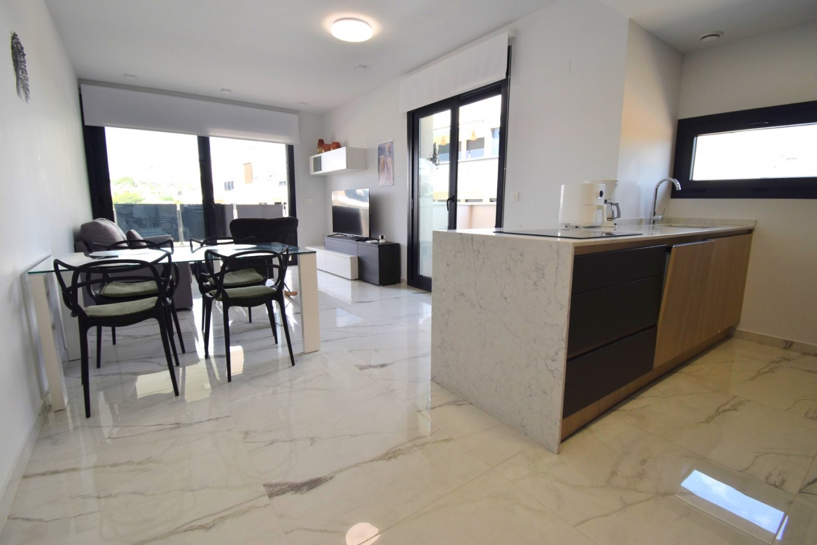 Moderne Wohnung mit Poolblick und Terrasse