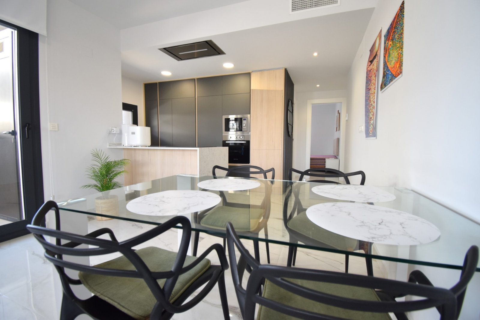 Moderne Wohnung mit Poolblick und Terrasse