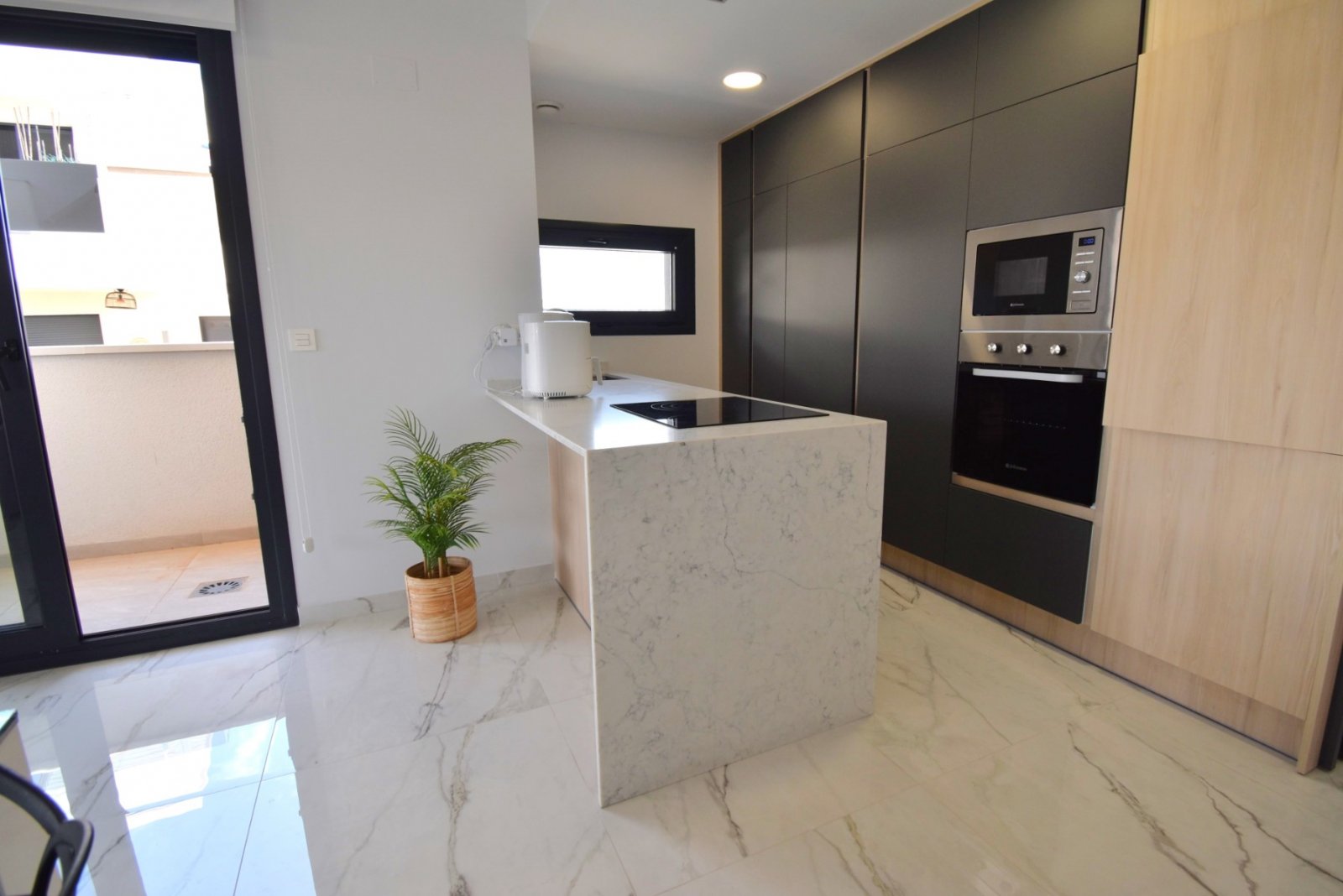 Moderne Wohnung mit Poolblick und Terrasse