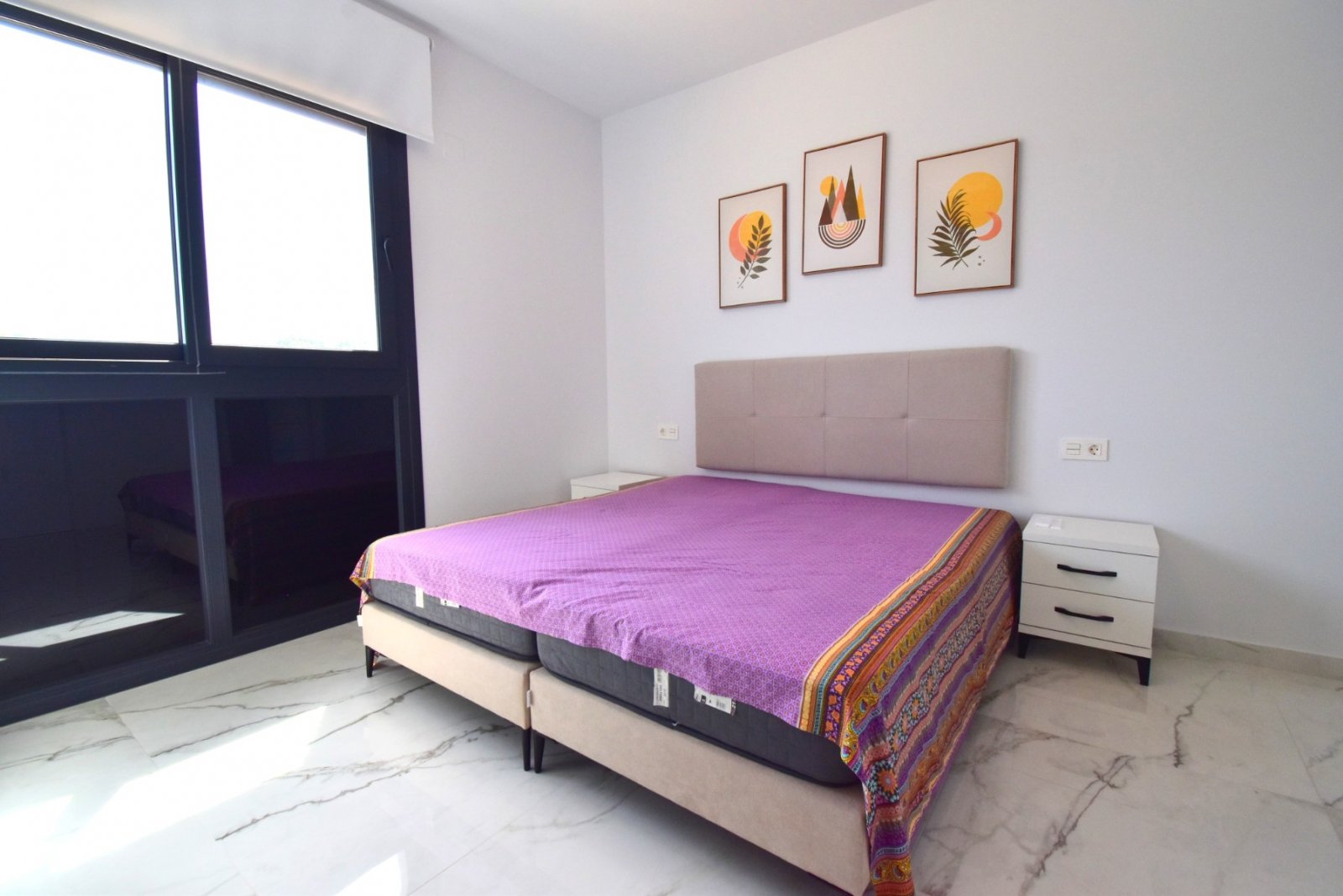 Moderne Wohnung mit Poolblick und Terrasse
