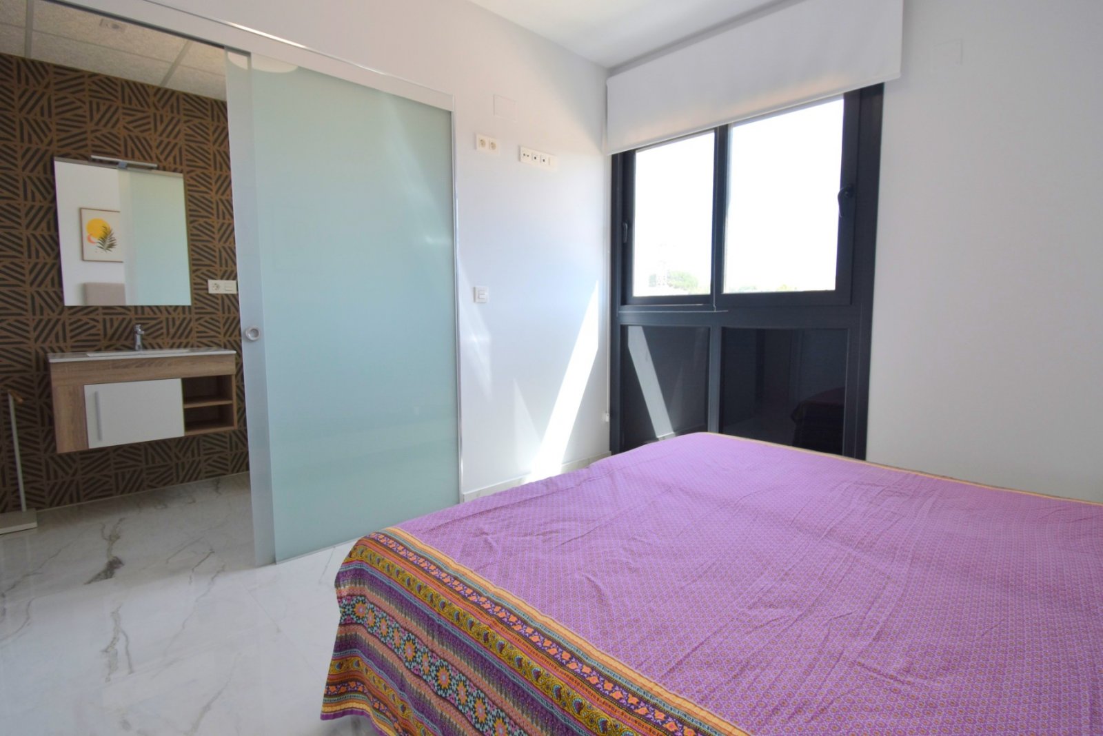 Moderne Wohnung mit Poolblick und Terrasse