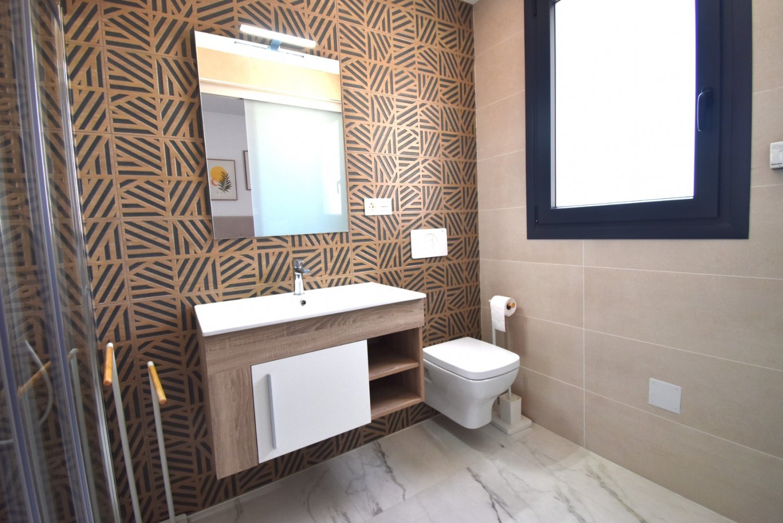 Moderne Wohnung mit Poolblick und Terrasse