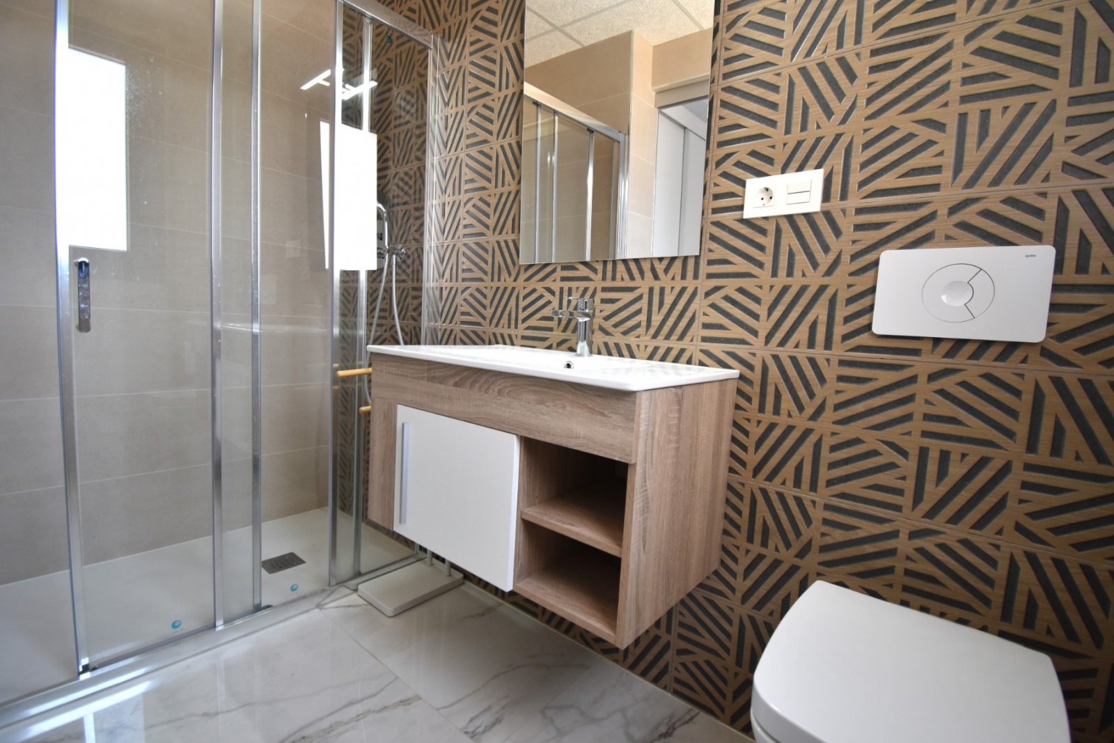 Moderne Wohnung mit Poolblick und Terrasse
