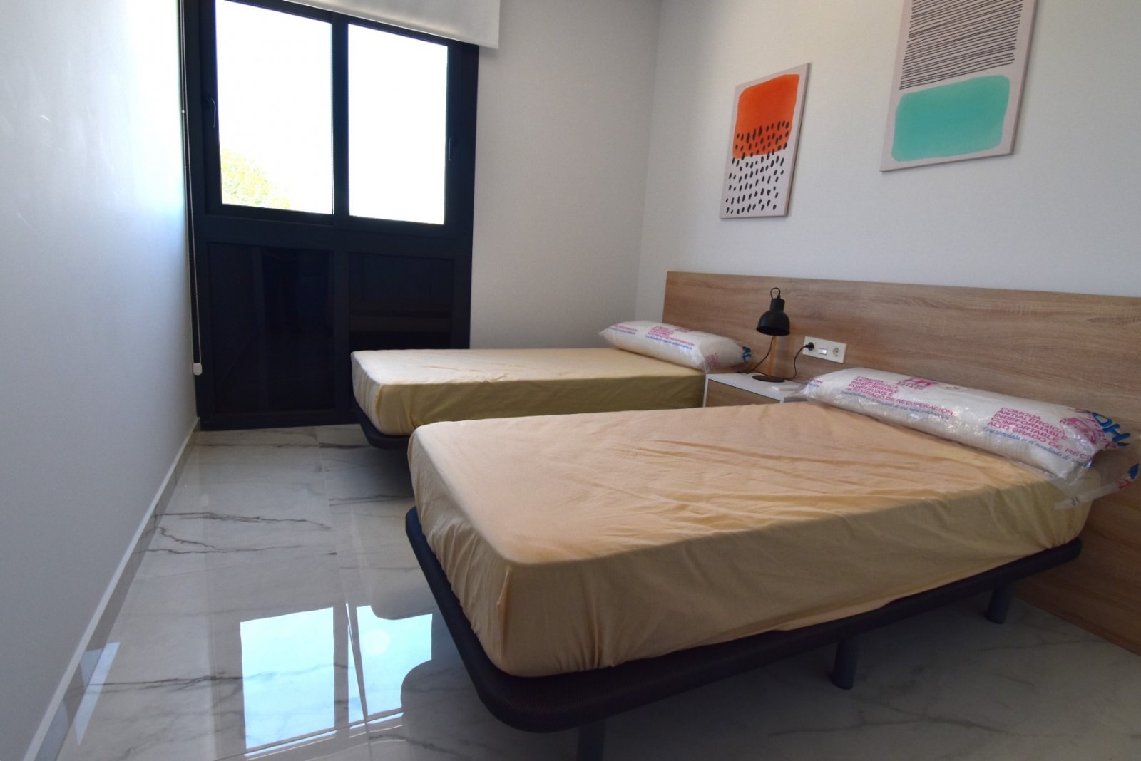 Moderne Wohnung mit Poolblick und Terrasse