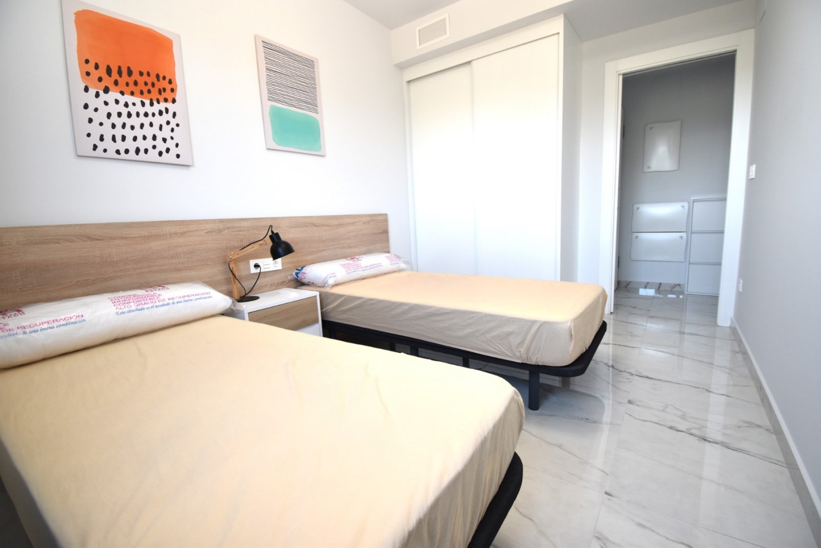 Moderne Wohnung mit Poolblick und Terrasse