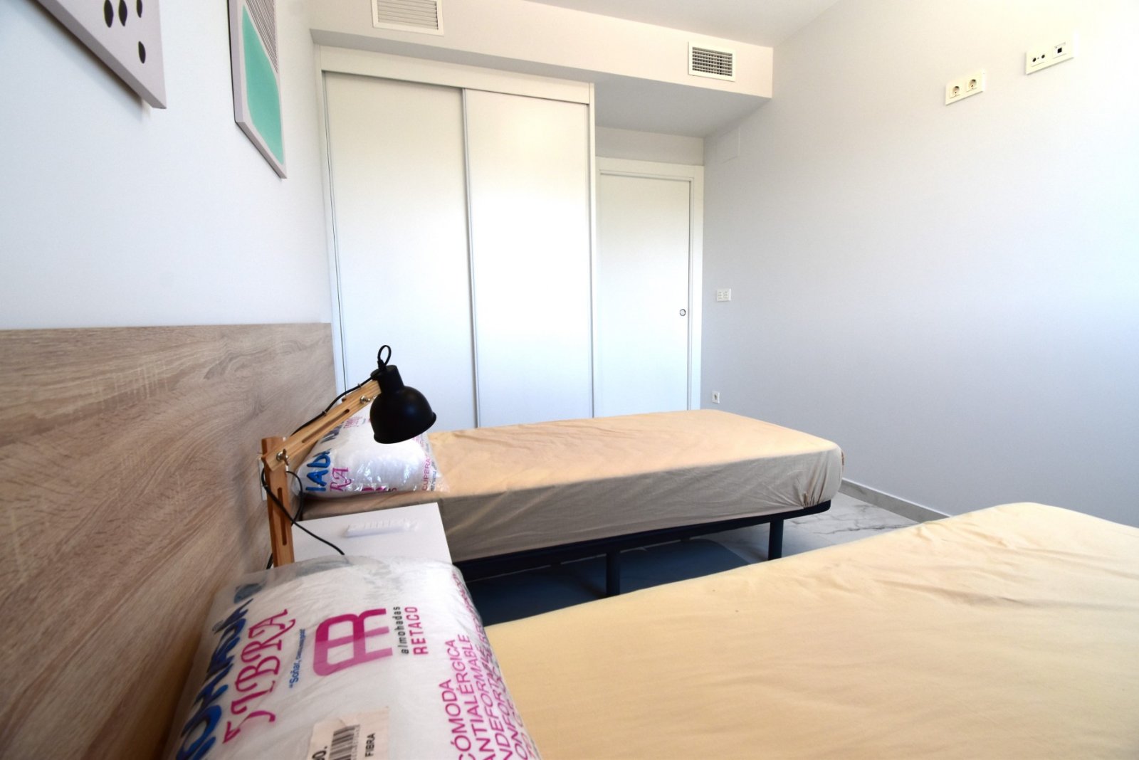 Moderne Wohnung mit Poolblick und Terrasse
