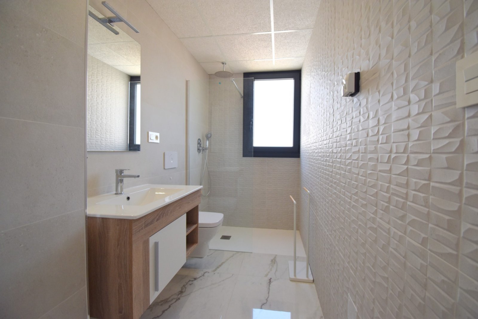 Moderne Wohnung mit Poolblick und Terrasse