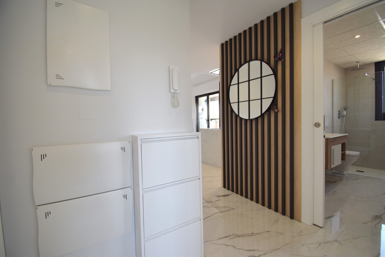 Moderne Wohnung mit Poolblick und Terrasse