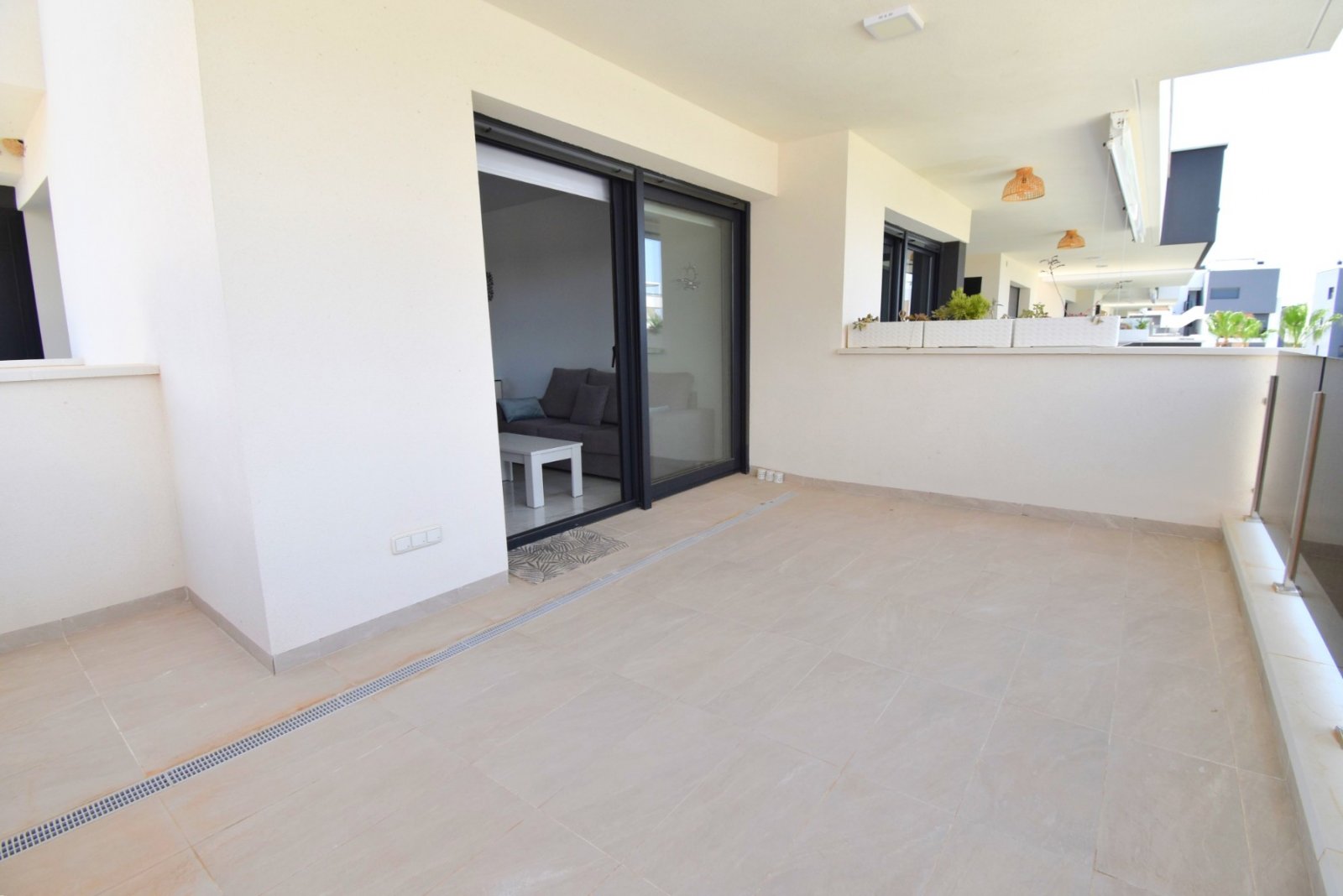Moderne Wohnung mit Poolblick und Terrasse