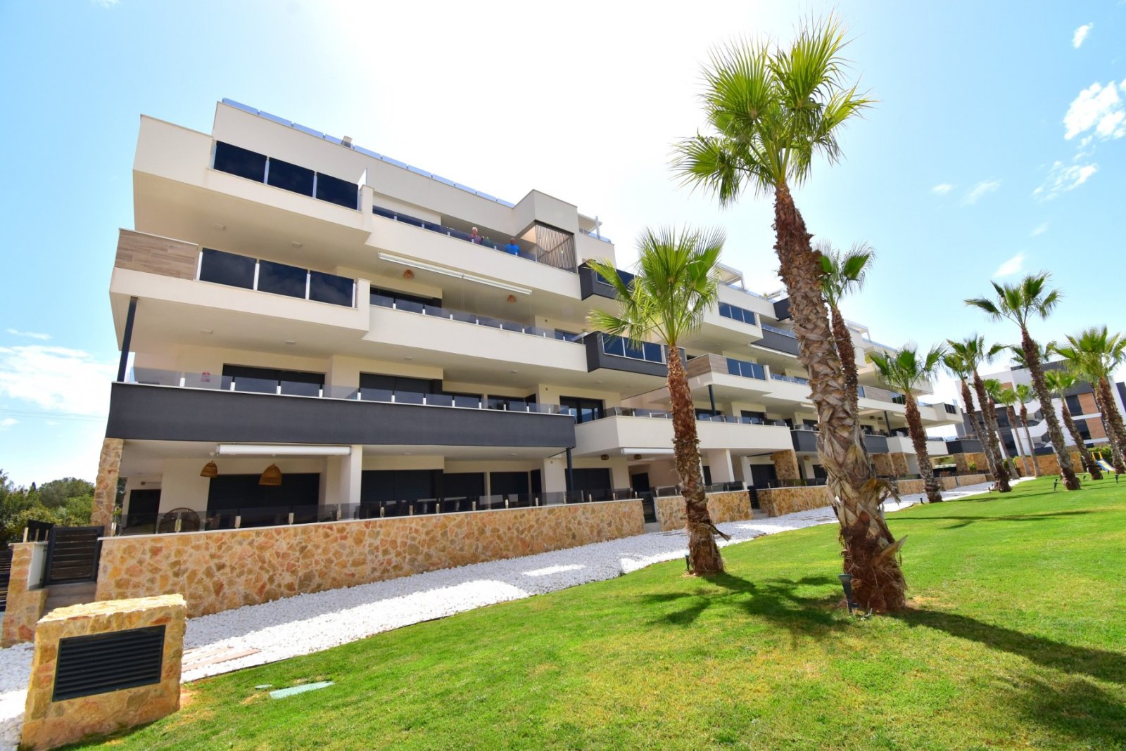 Moderne Wohnung mit Poolblick und Terrasse
