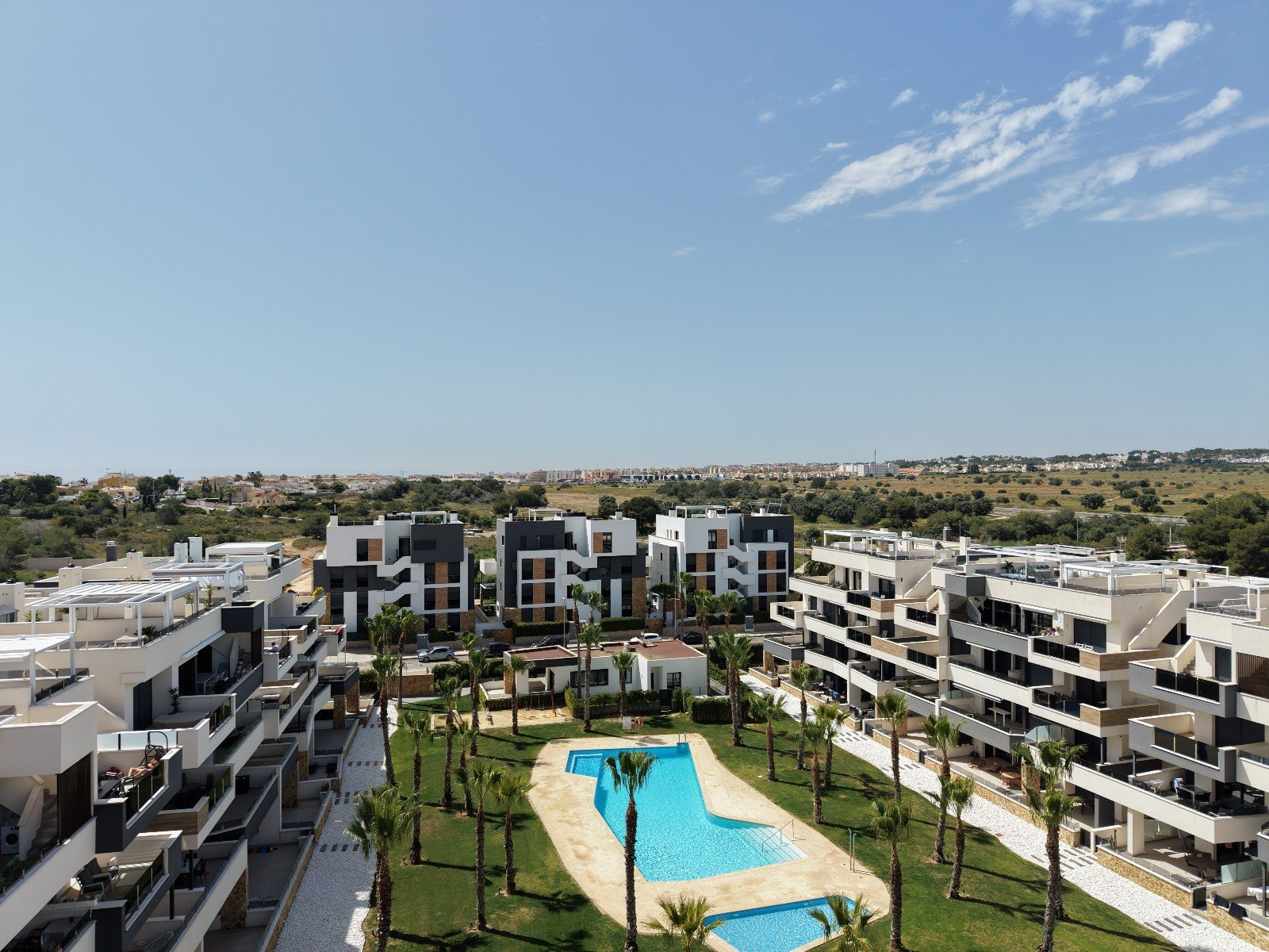 Moderne Wohnung mit Poolblick und Terrasse