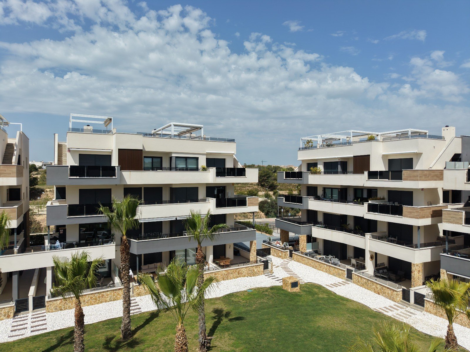 Moderne Wohnung mit Poolblick und Terrasse