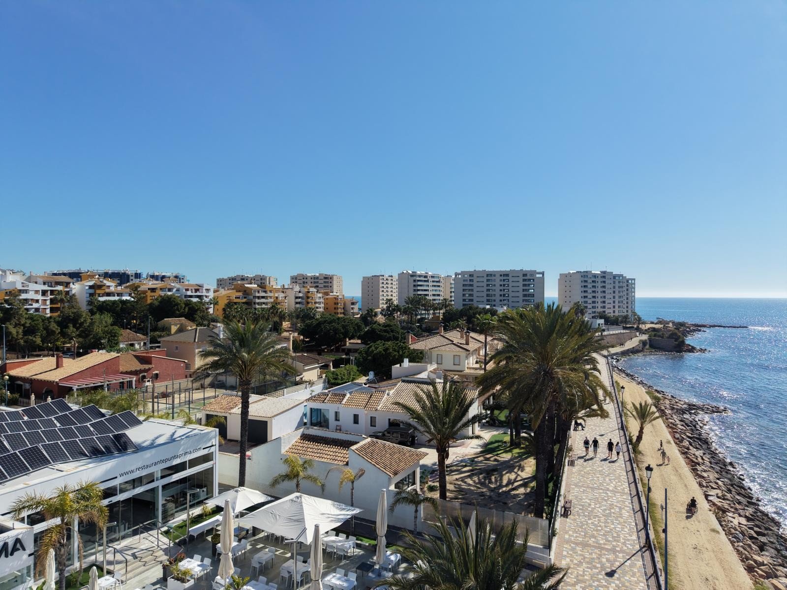 Moderne Wohnung mit Poolblick und Terrasse