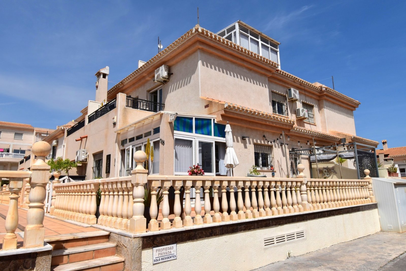Charmante Villa mit Terrasse und Gemeinschaftspool