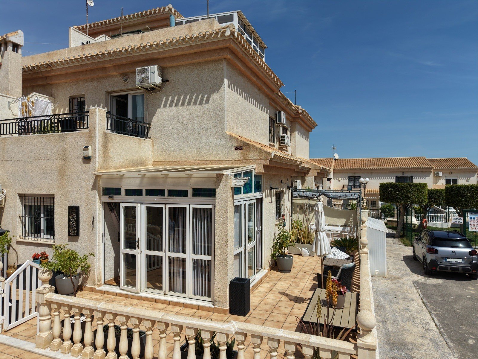 Charmante Villa mit Terrasse und Gemeinschaftspool