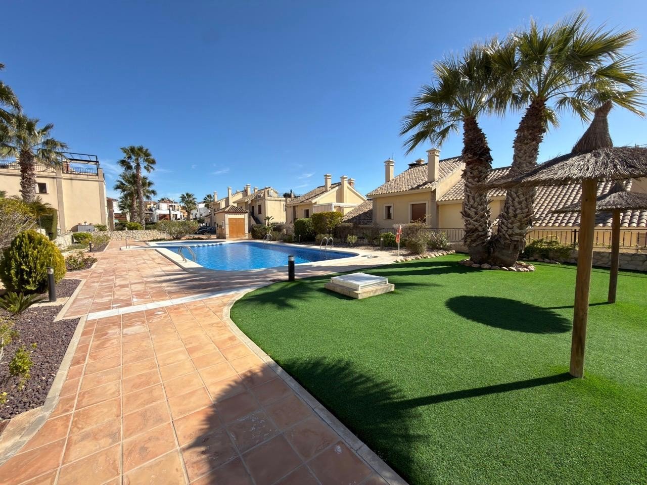 Algorfa: Charmanter Golfresort-Bungalow mit Garten und Solarium 