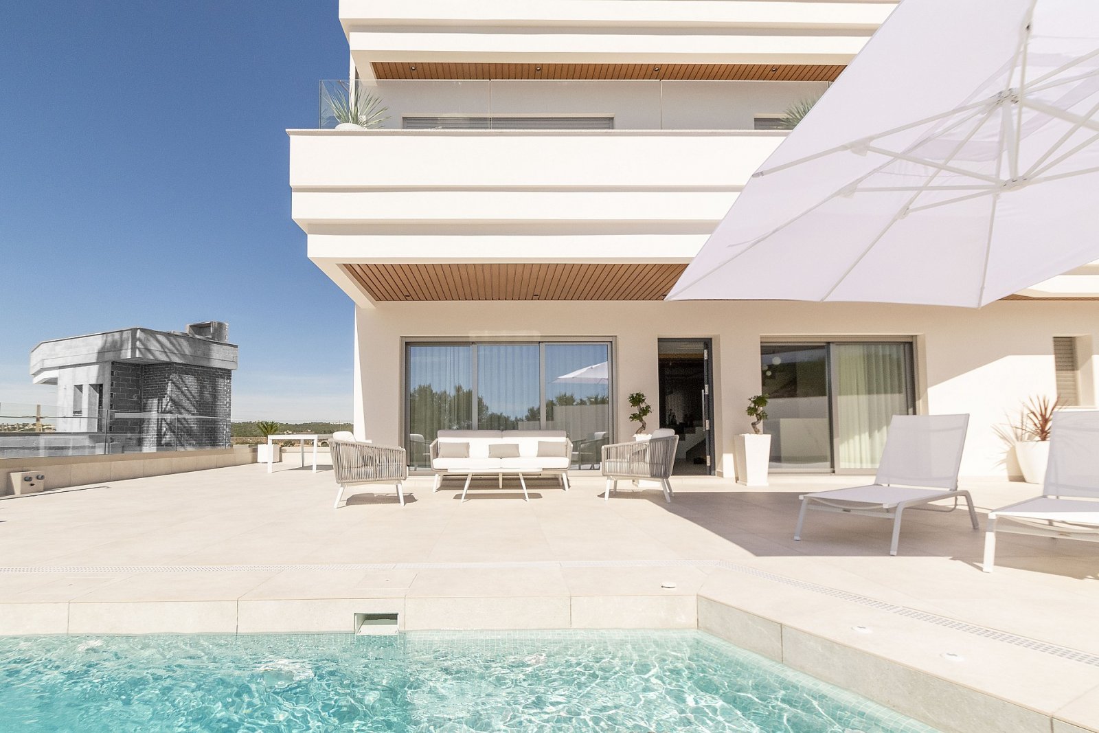 Villa mit Terrassen, Pool und spektakulärem Ausblick