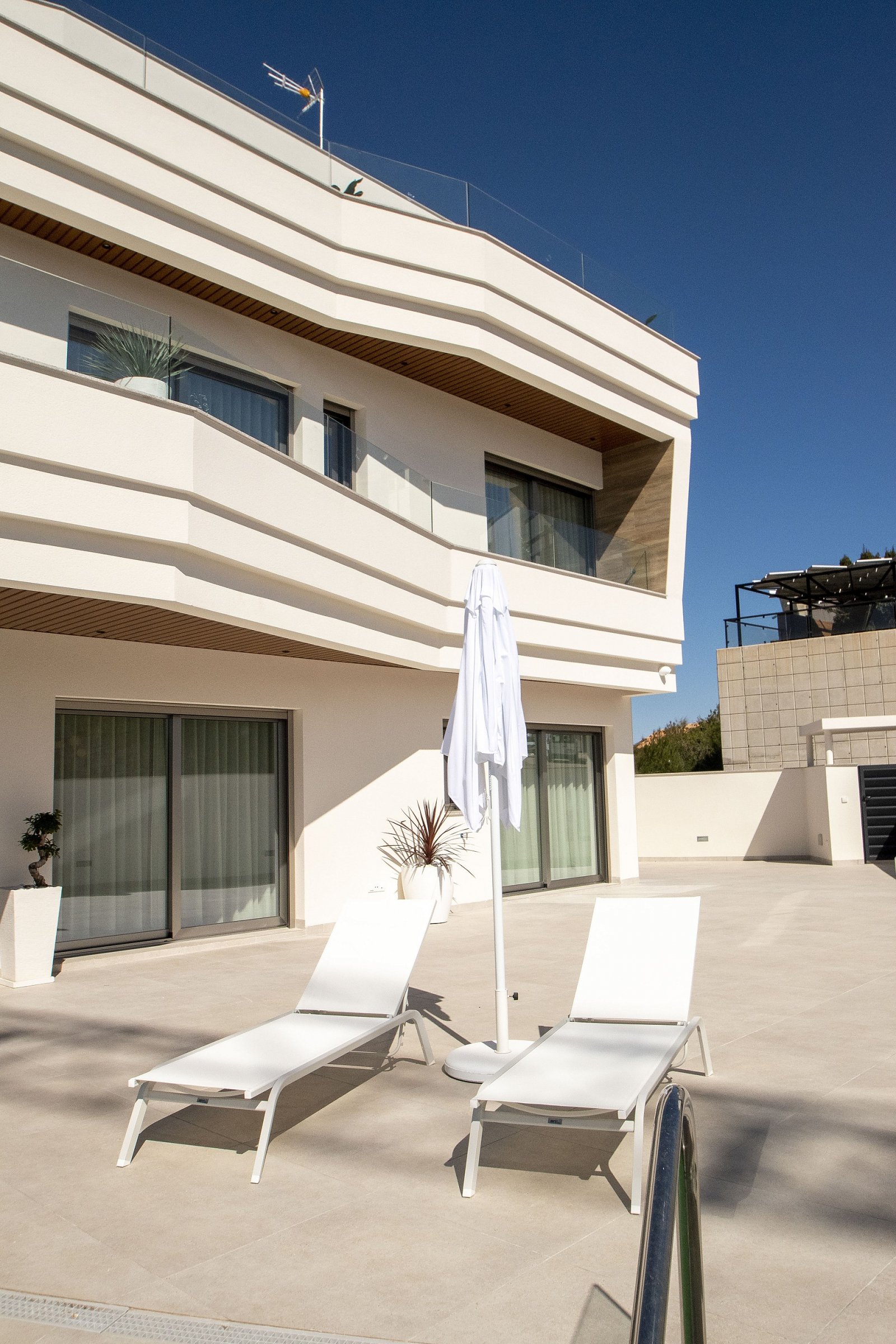 Villa mit Terrassen, Pool und spektakulärem Ausblick