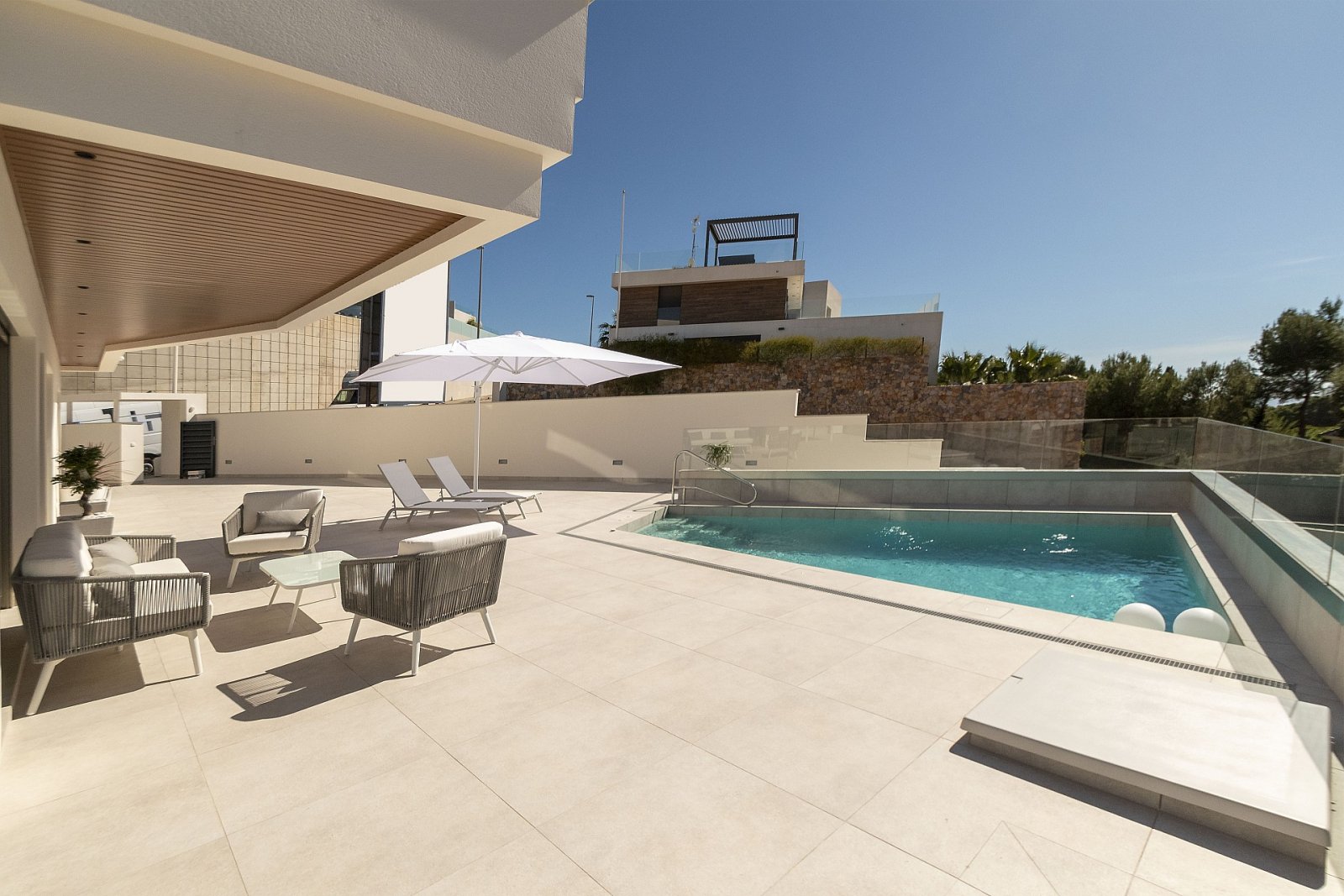 Villa mit Terrassen, Pool und spektakulärem Ausblick