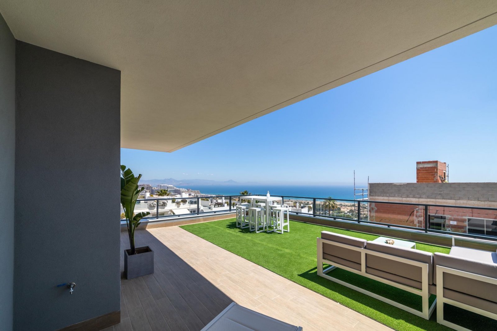 Komfortables Apartment mit Pool, privatem Garten und Tiefgarage