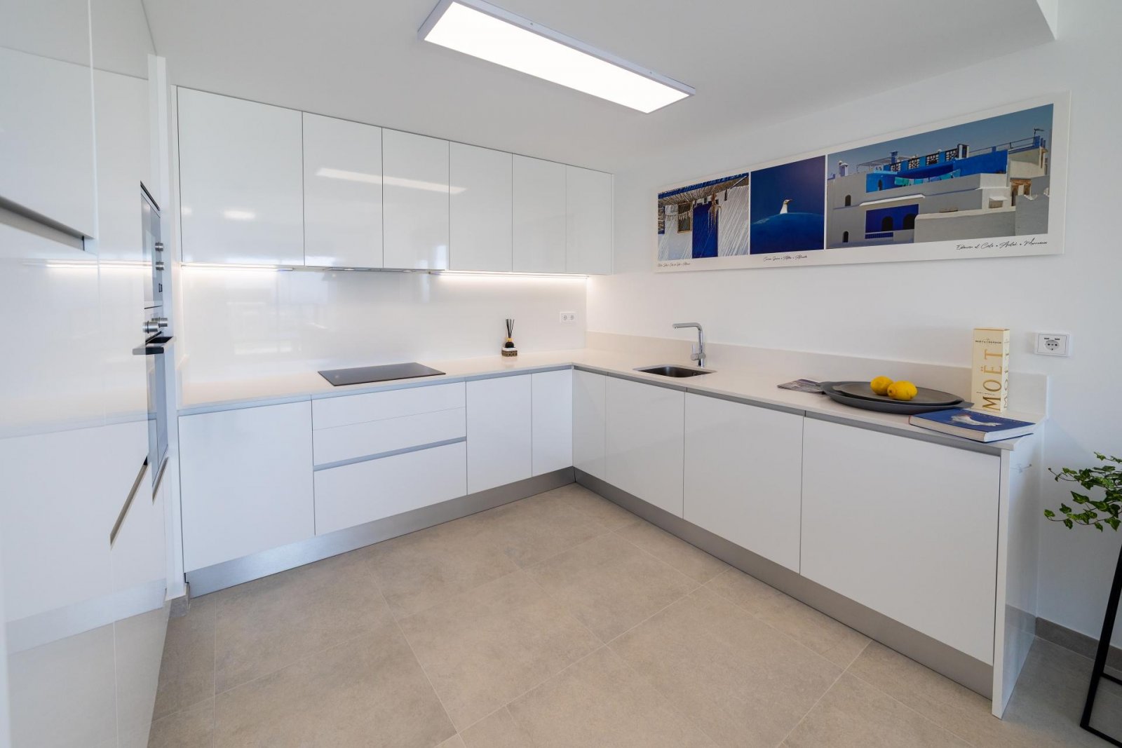 Komfortables Apartment mit Pool, privatem Garten und Tiefgarage