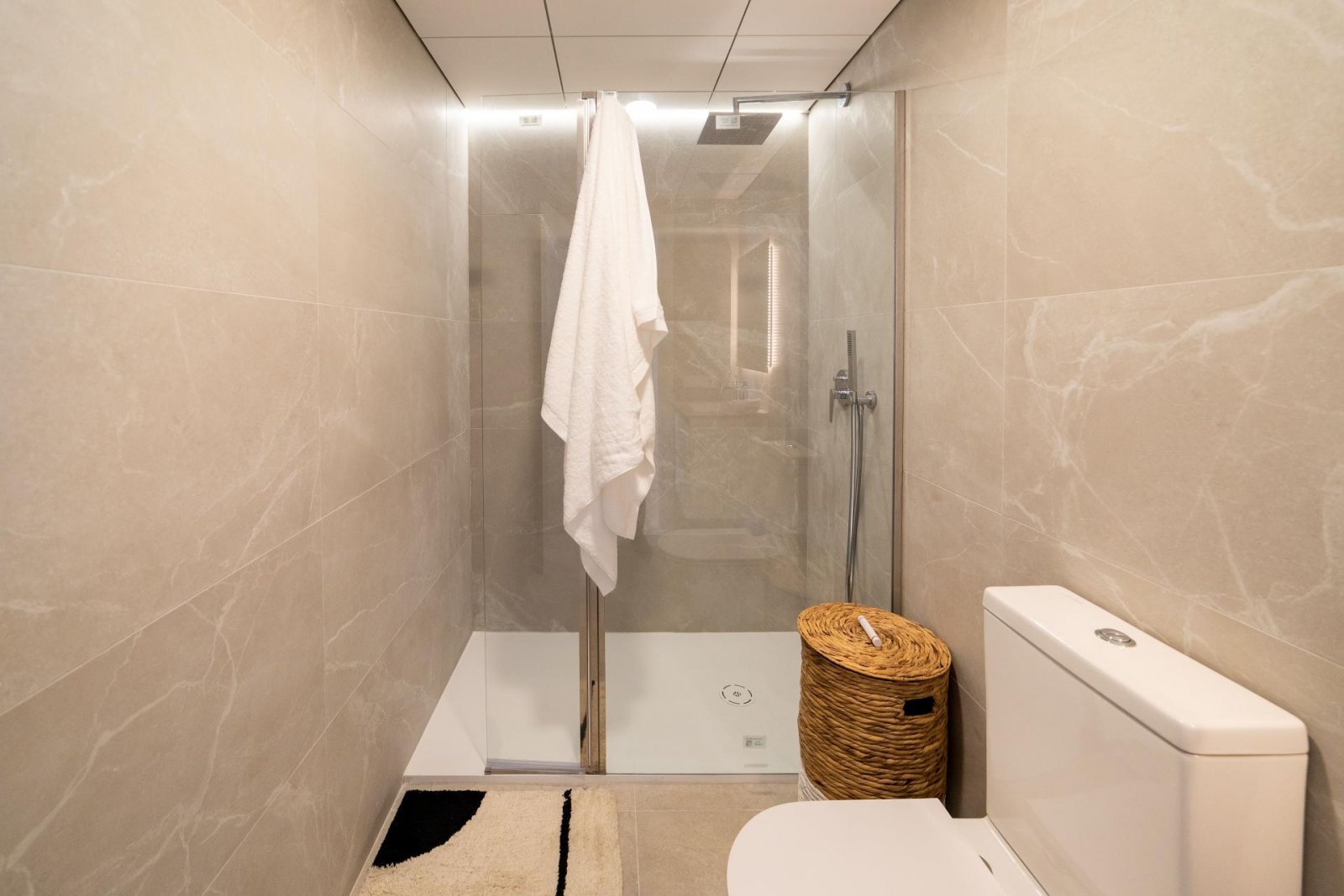 Komfortables Apartment mit Pool, privatem Garten und Tiefgarage