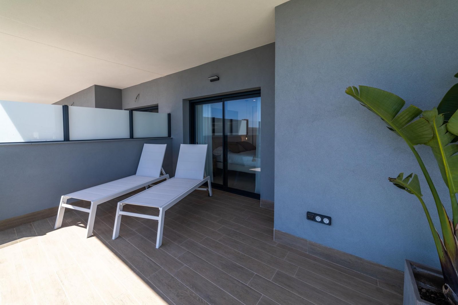 Komfortables Apartment mit Pool, privatem Garten und Tiefgarage