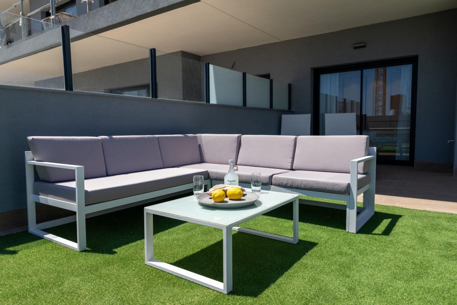 Komfortables Apartment mit Pool, privatem Garten und Tiefgarage