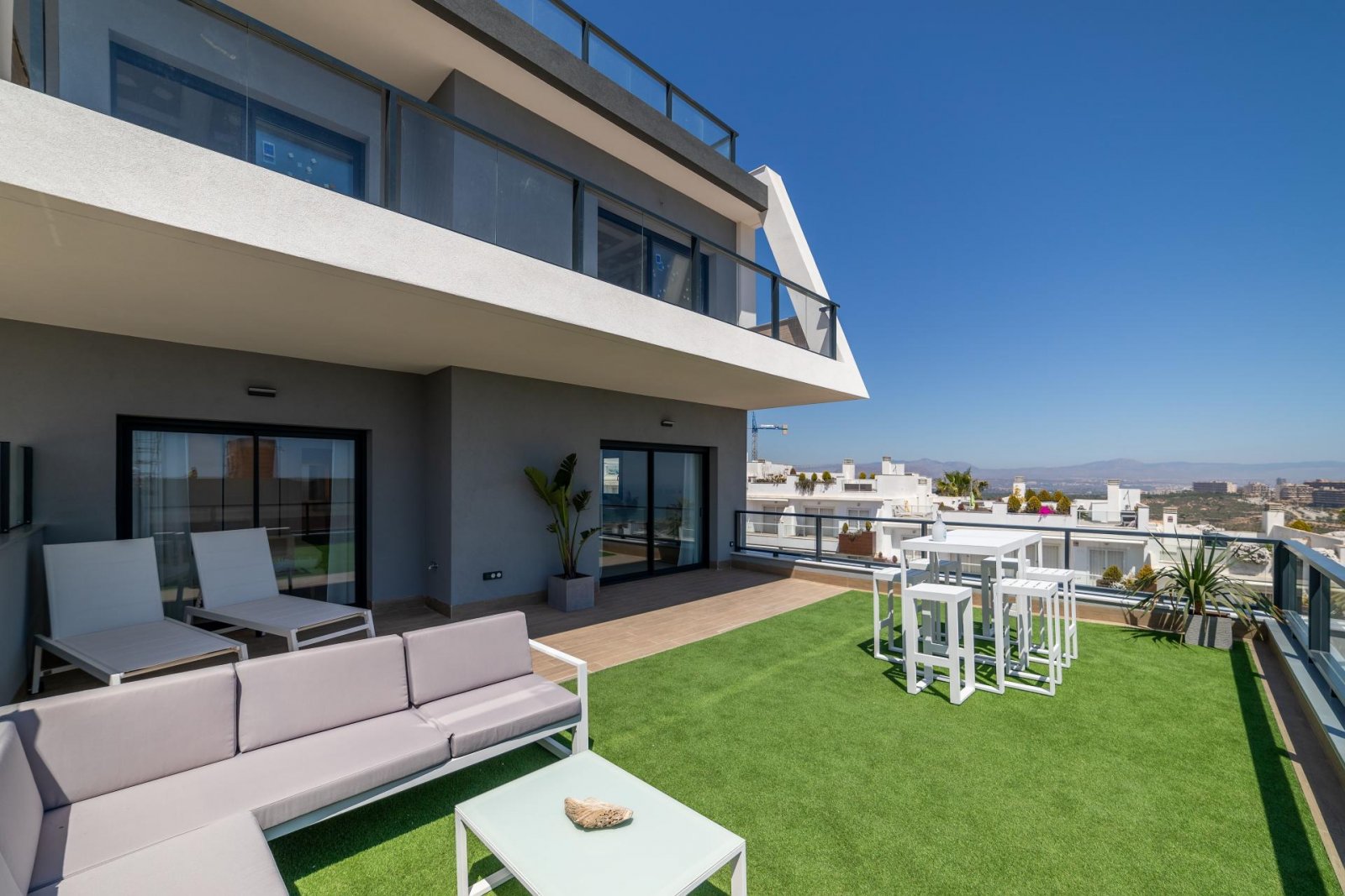 Traumwohnung mit Meerblick, Terrasse & Pool