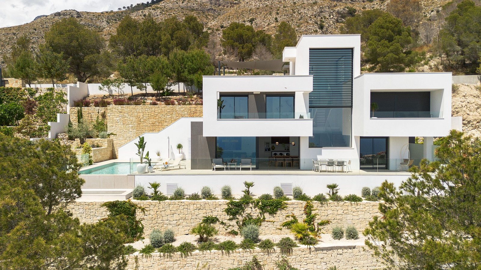 Minimalistische Luxusvilla mit Infinity-Pool und Meerblick