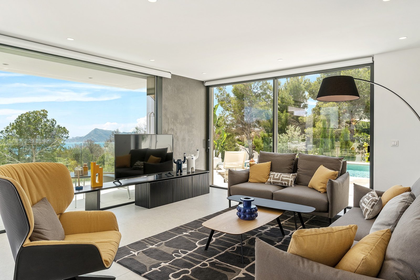 Minimalistische Luxusvilla mit Infinity-Pool und Meerblick