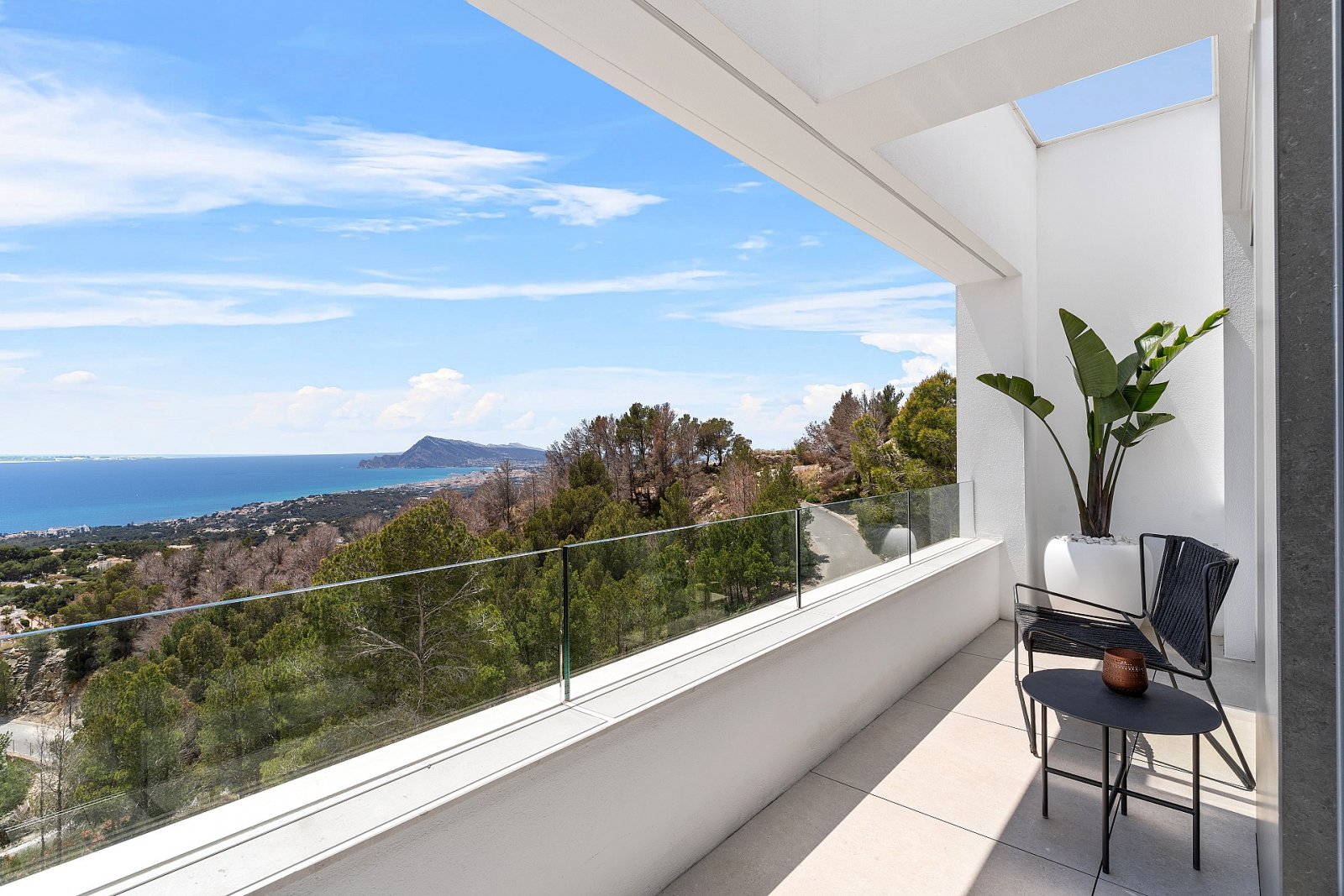 Minimalistische Luxusvilla mit Infinity-Pool und Meerblick