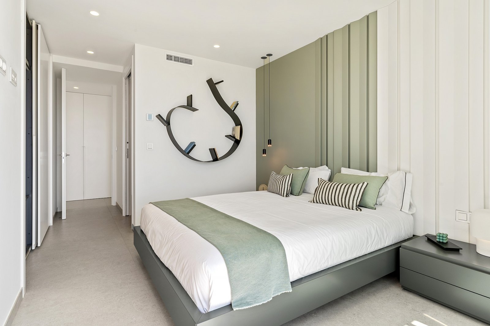 Minimalistische Luxusvilla mit Infinity-Pool und Meerblick