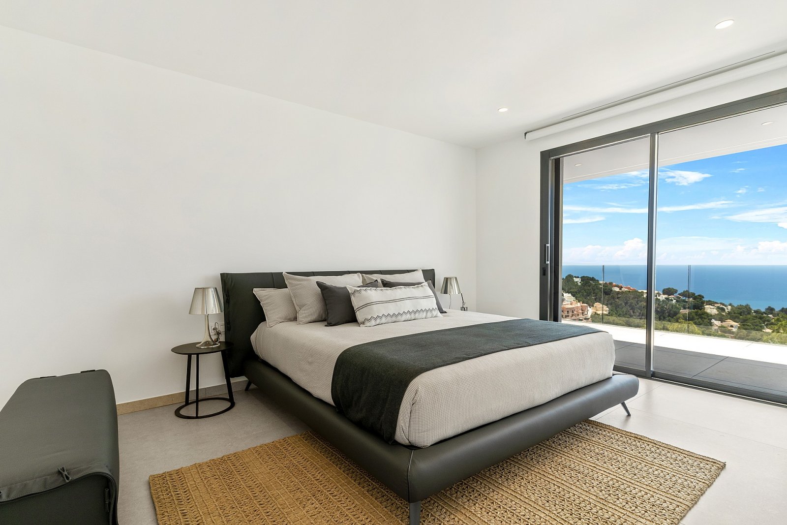 Minimalistische Luxusvilla mit Infinity-Pool und Meerblick