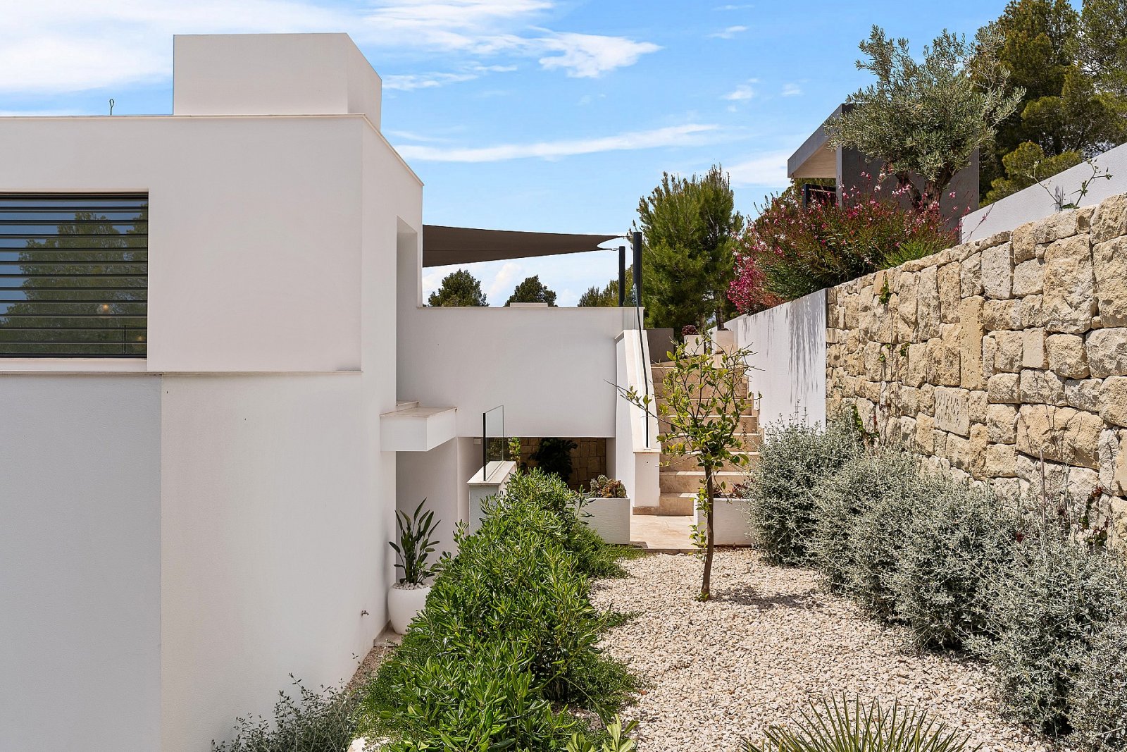 Minimalistische Luxusvilla mit Infinity-Pool und Meerblick