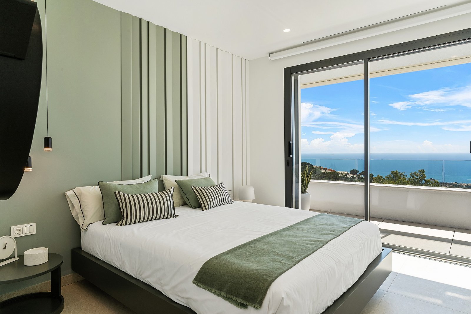 Minimalistische Luxusvilla mit Infinity-Pool und Meerblick
