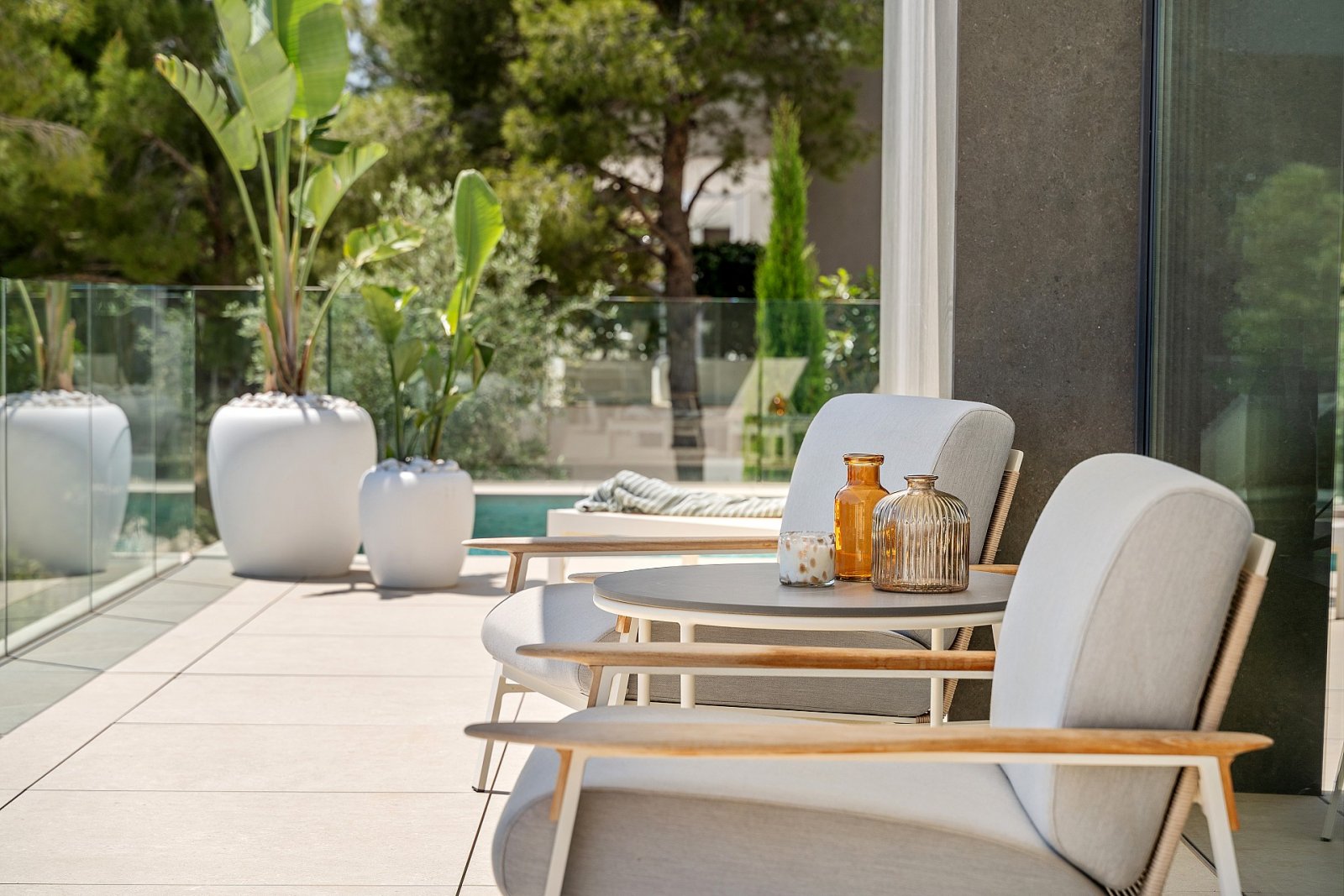 Minimalistische Luxusvilla mit Infinity-Pool und Meerblick