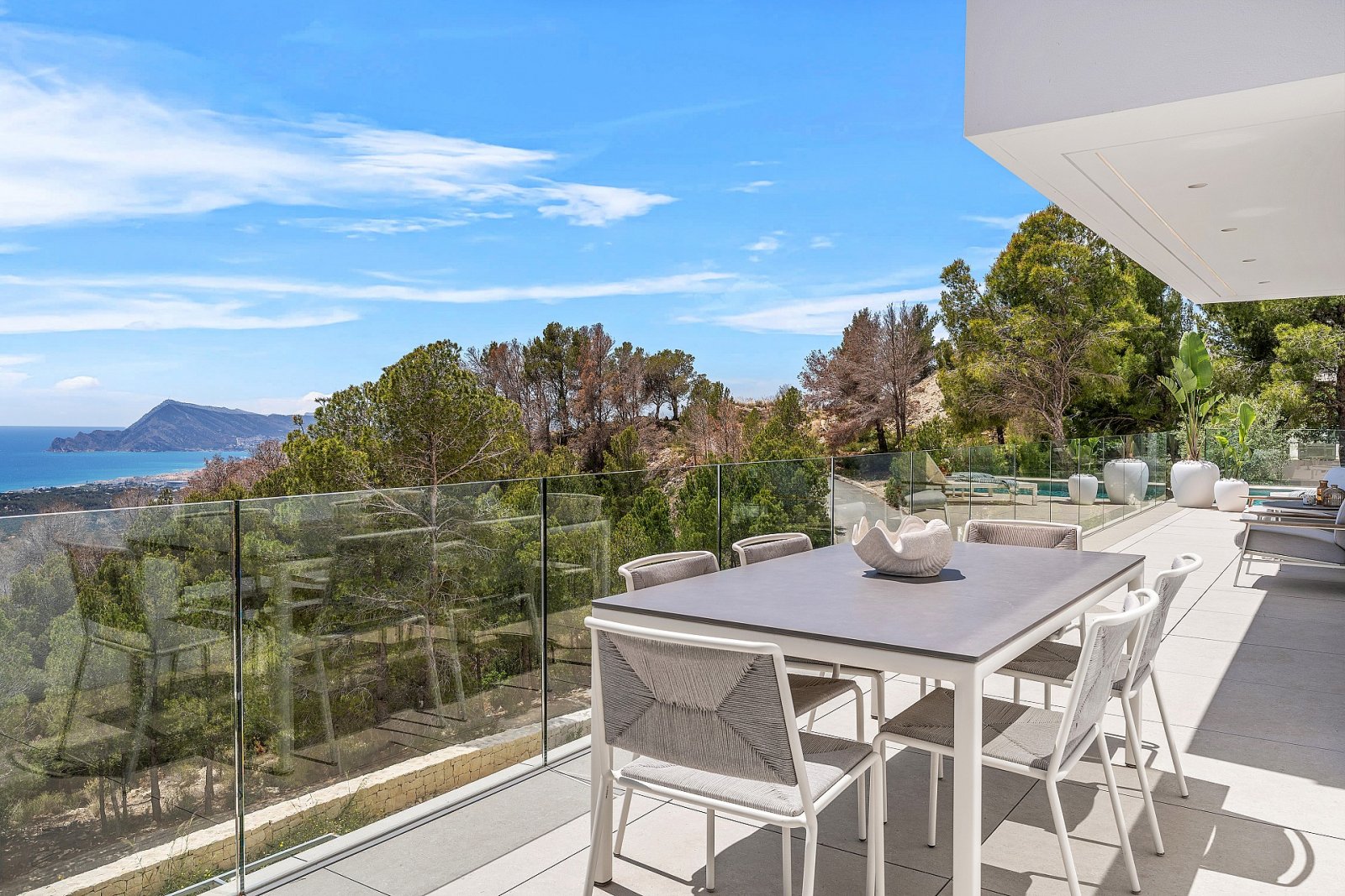 Minimalistische Luxusvilla mit Infinity-Pool und Meerblick