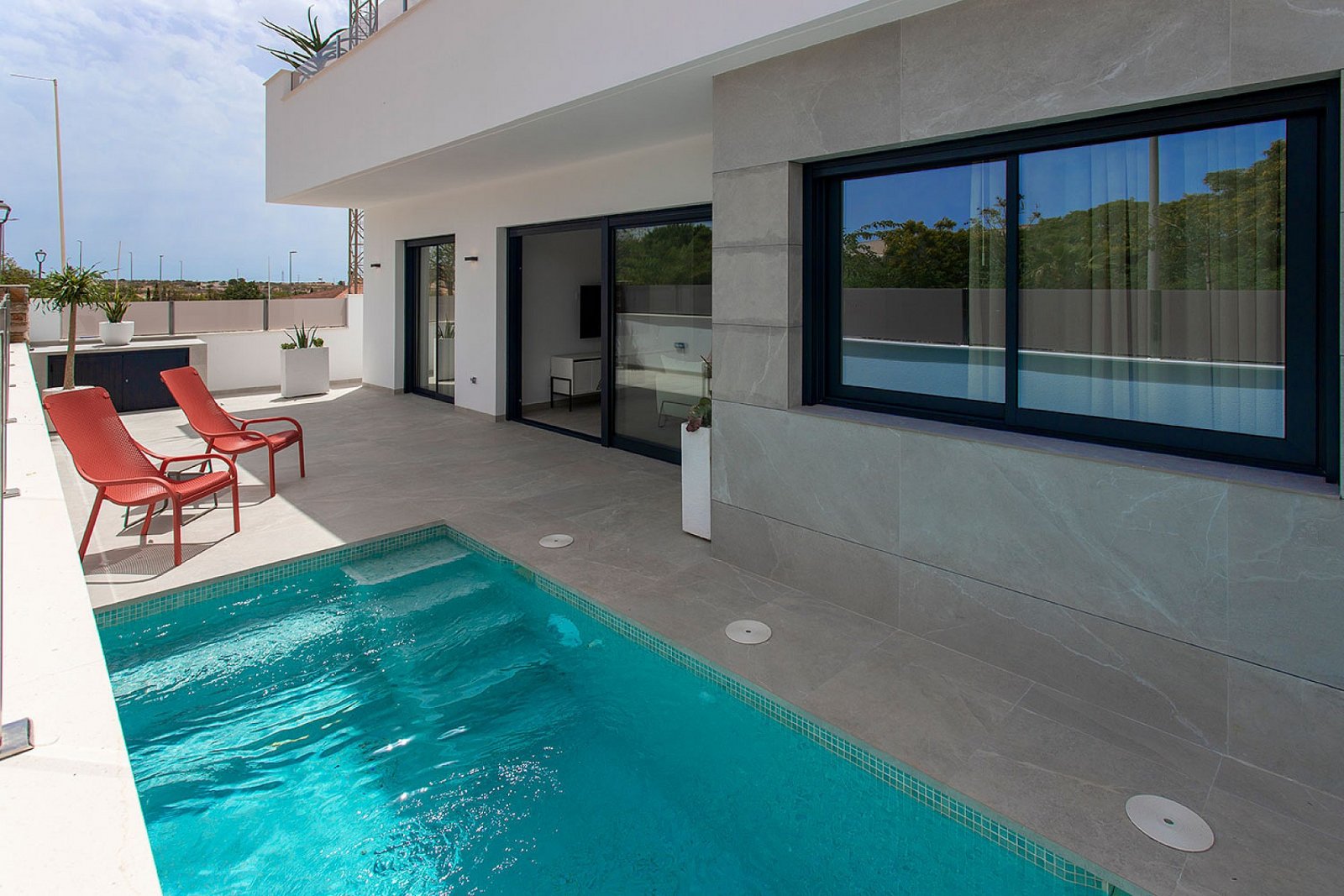 Moderne 3-Zimmer-Villa mit Pool, Parkplatz und privatem Luxus