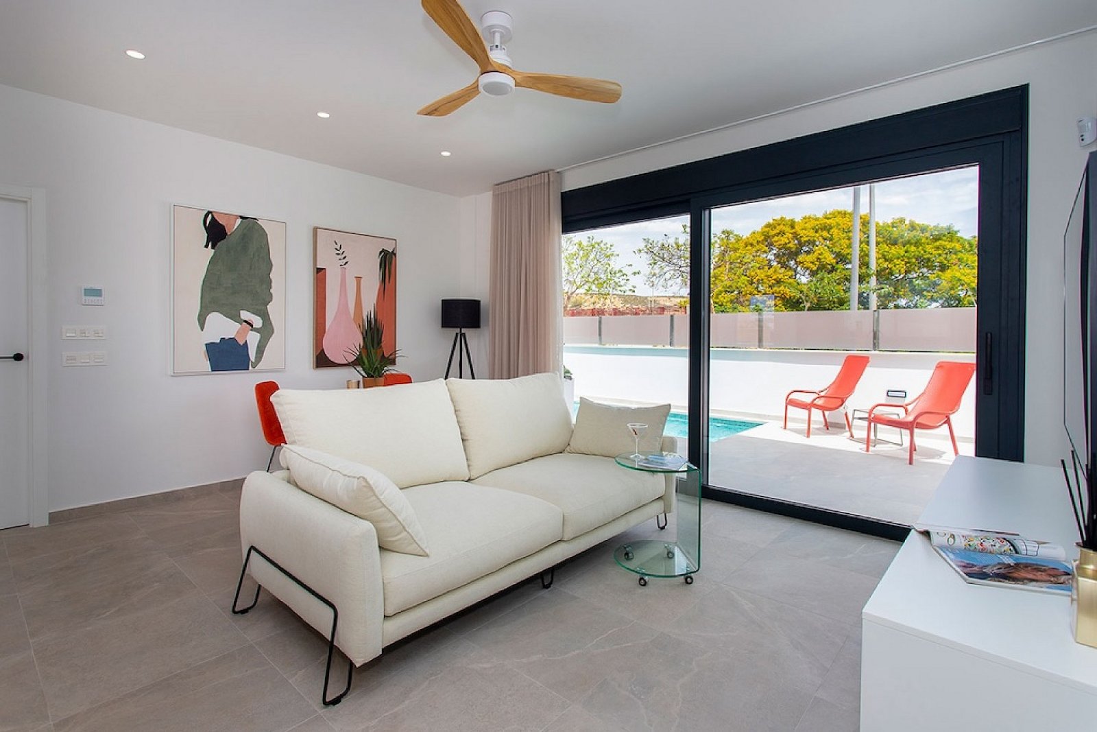 Moderne 3-Zimmer-Villa mit Pool, Parkplatz und privatem Luxus