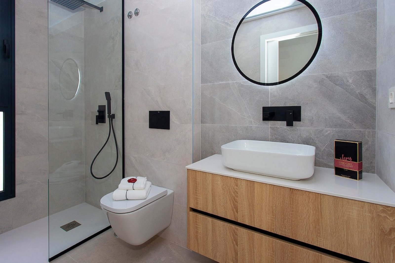 Moderne 3-Zimmer-Villa mit Pool, Parkplatz und privatem Luxus