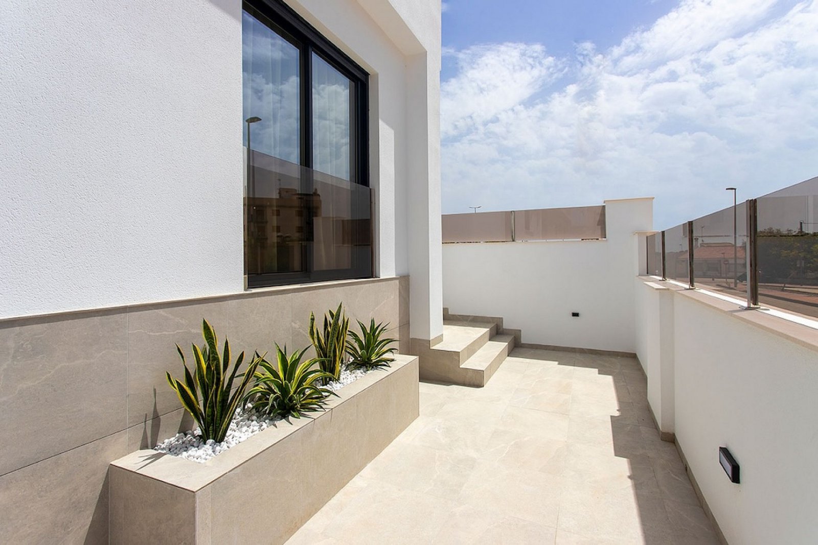 Moderne 3-Zimmer-Villa mit Pool, Parkplatz und privatem Luxus