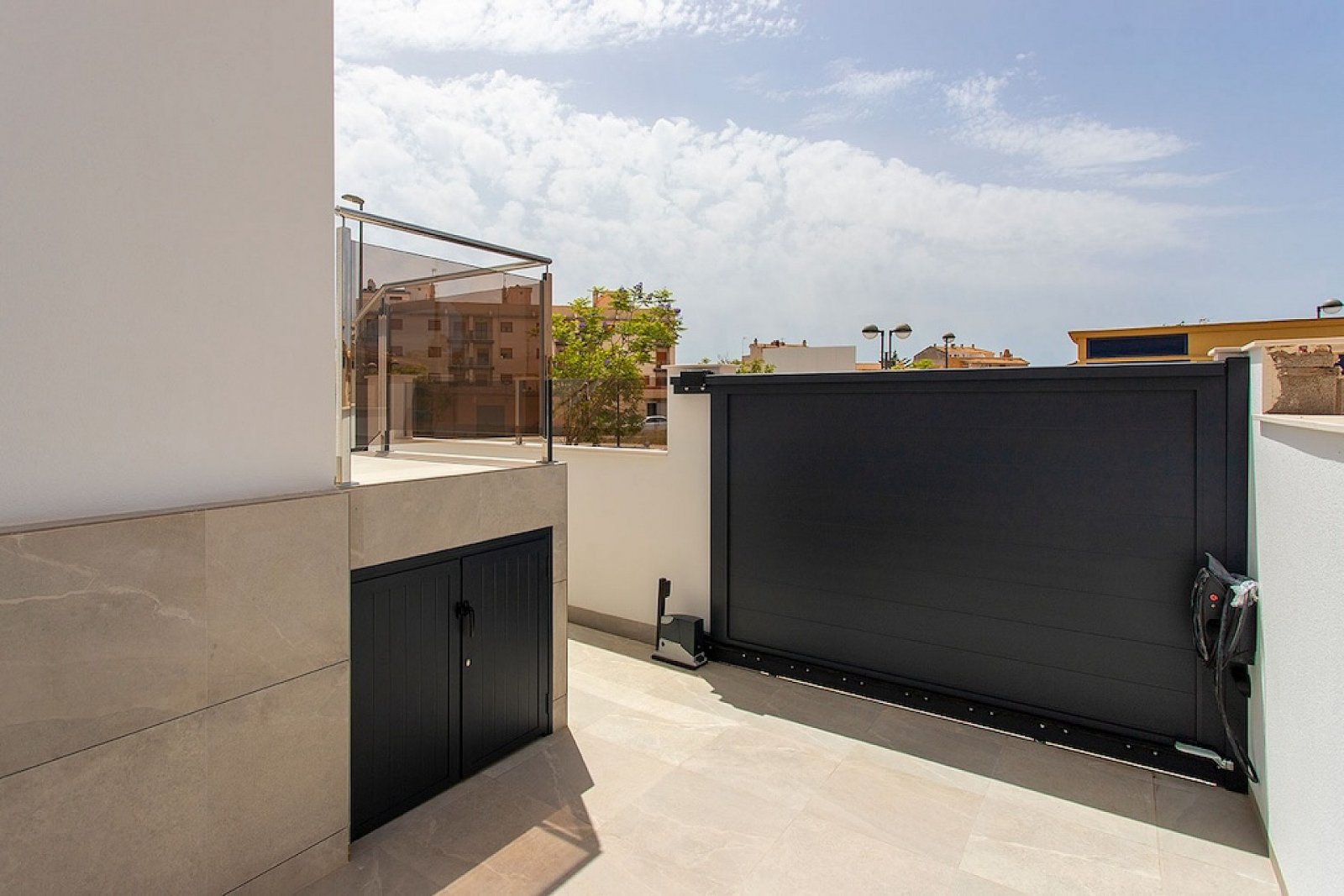 Moderne 3-Zimmer-Villa mit Pool, Parkplatz und privatem Luxus