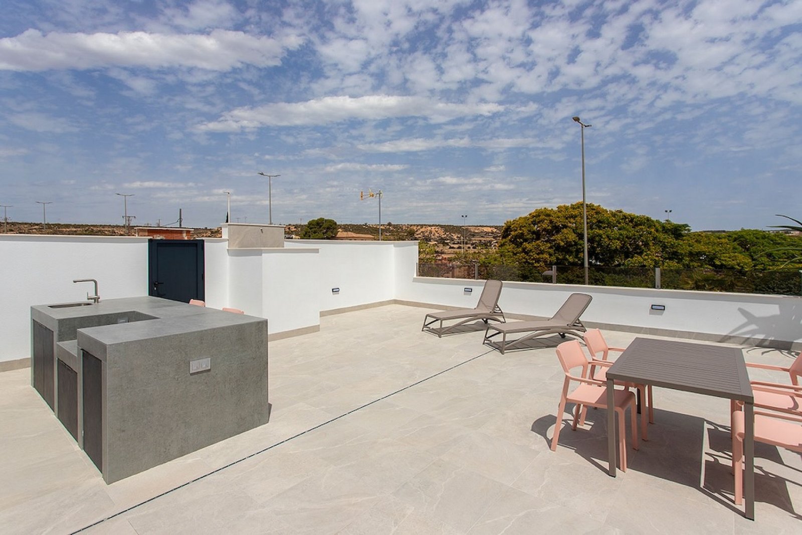 Moderne 3-Zimmer-Villa mit Pool, Parkplatz und privatem Luxus