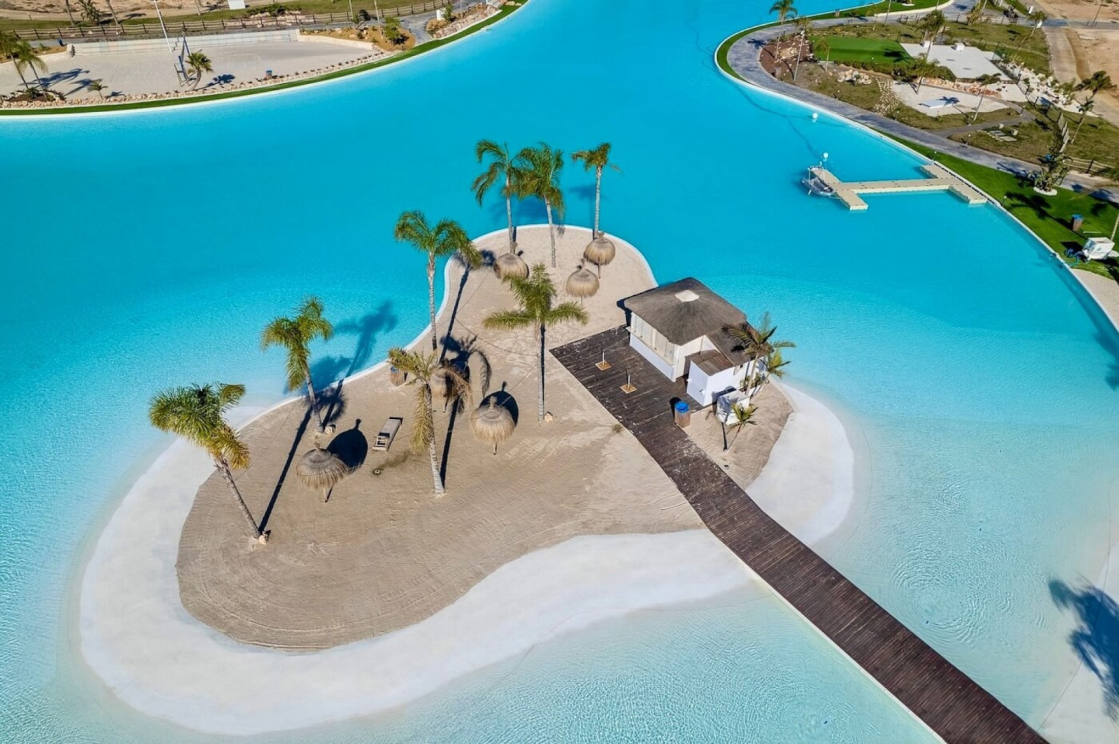 Exklusive Wohnanlage mit Pools und Naturstrand