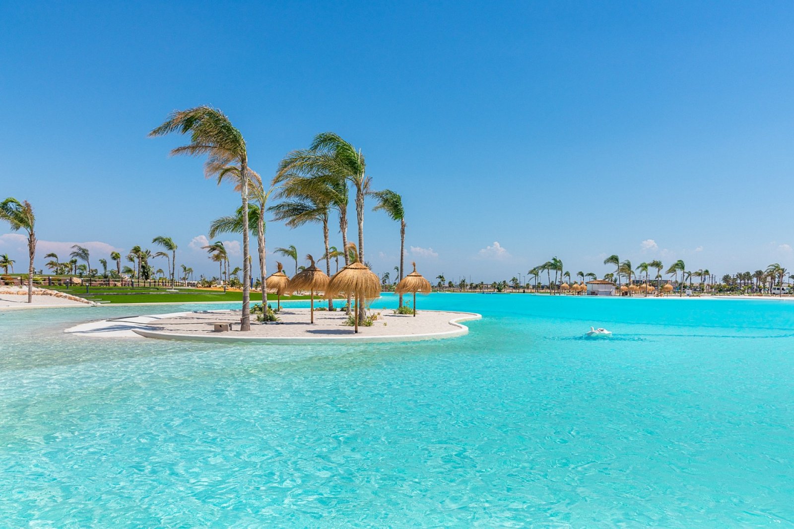 Exklusive Wohnanlage mit Pools und Naturstrand