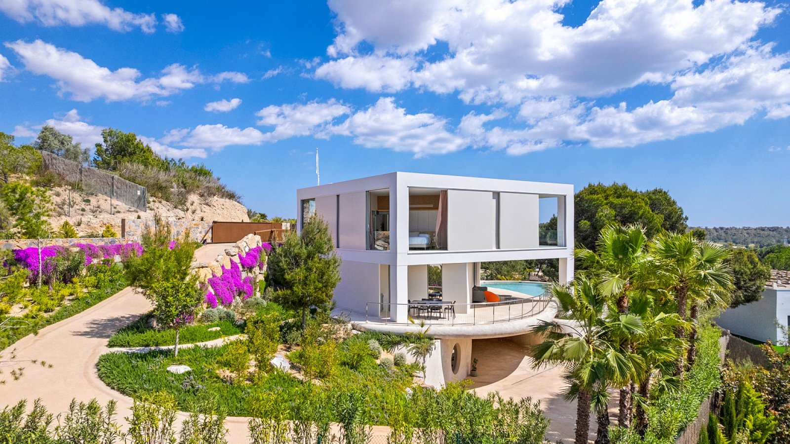 Designvilla mit Untergeschoss & eigenem Pool
