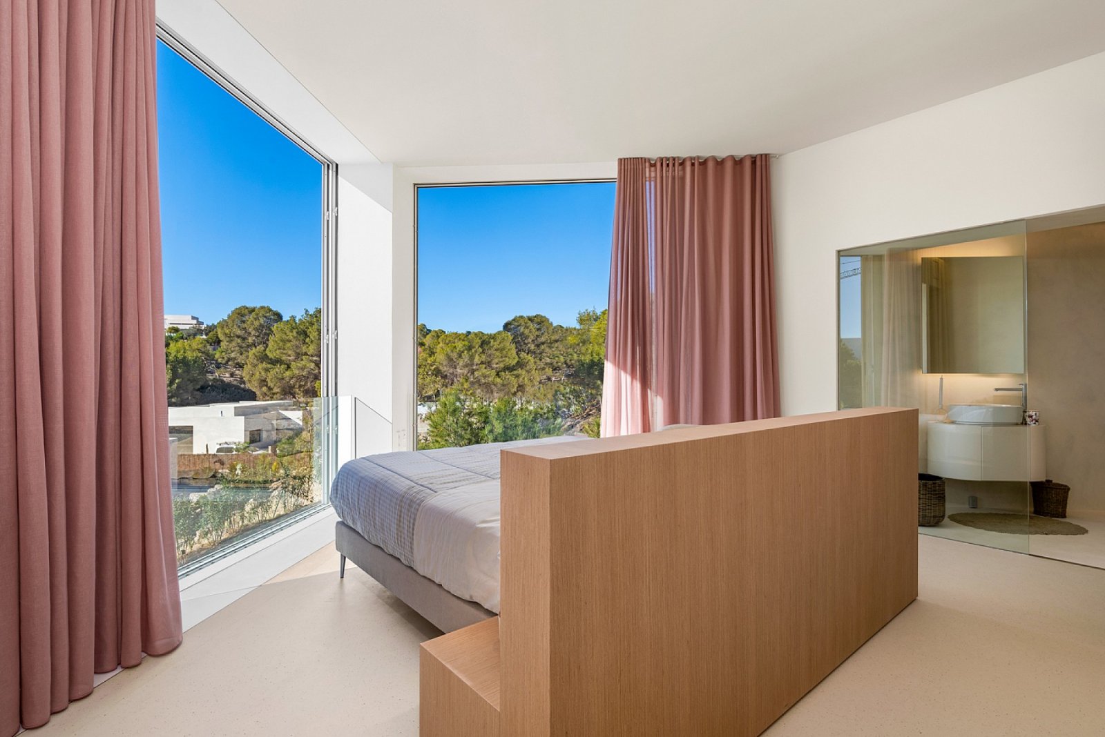 Designvilla mit Untergeschoss & eigenem Pool